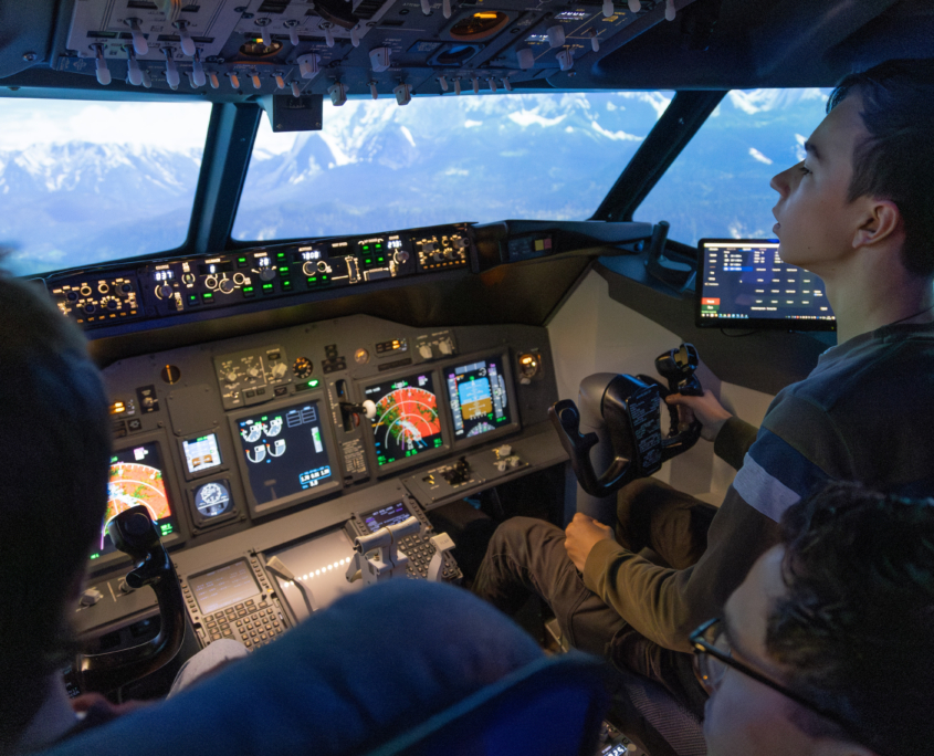 Blick ins Cockpit während des Fluges durchs Gebirge